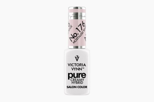 Victoria Vynn lakier hybrydowy pure creamy hybrid "Nostalgic Beige 176" 8 ml. Beżowa wersja nostalgii została zamknięta w tym kolorze. Kremowy lakier hybrydowy o doskonałym kryciu i trwałości. Bezzapachowy. Posiada właściwości samopoziomujące.