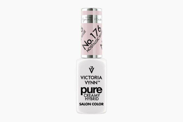 Victoria Vynn lakier hybrydowy pure creamy hybrid "Nostalgic Beige 176" 8 ml. Beżowa wersja nostalgii została zamknięta w tym kolorze. Kremowy lakier hybrydowy o doskonałym kryciu i trwałości. Bezzapachowy. Posiada właściwości samopoziomujące.