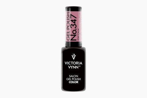 Victoria Vynn lakier hybrydowy gel polish "Stay calm 347" 8 ml. Szklana, czarna buteleczka lakieru hybrydowego z fioletową etykietą na zakrętce. Białe tło.