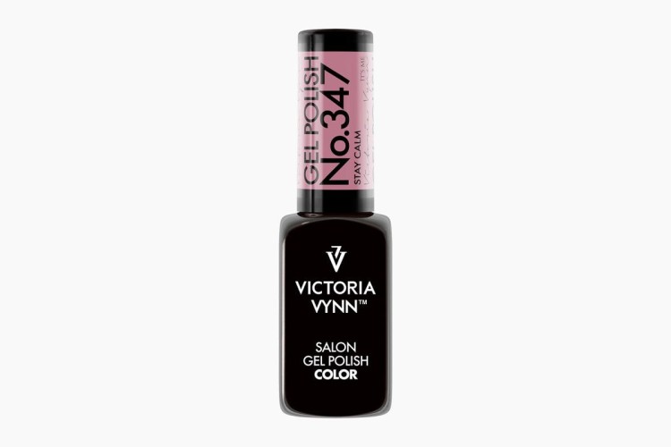 Victoria Vynn lakier hybrydowy gel polish "Stay calm 347" 8 ml. Szklana, czarna buteleczka lakieru hybrydowego z fioletową etykietą na zakrętce. Białe tło.