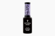 Victoria Vynn lakier hybrydowy gel polish "Donna 370" 8 ml. Czarna, szklana buteleczka z fioletowo, połyskującą etykietą na zakrętce. Białe tło.