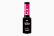 Victoria Vynn lakier hybrydowy gel polish "Supernova Pink 412" 8 ml. Szklana, czarna buteleczka z różową etykietą na zakrętce. Białe tło.