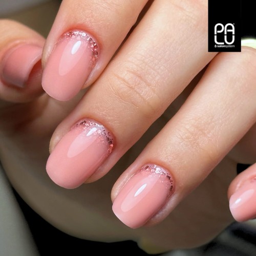 Palu Rubber Base 8 baza kauczukowa 11g. Stylizacja manicure, krótkie paznokcie princess nails+ baza Palu. Kolor delikatny beż z domieszką pomarańczową.