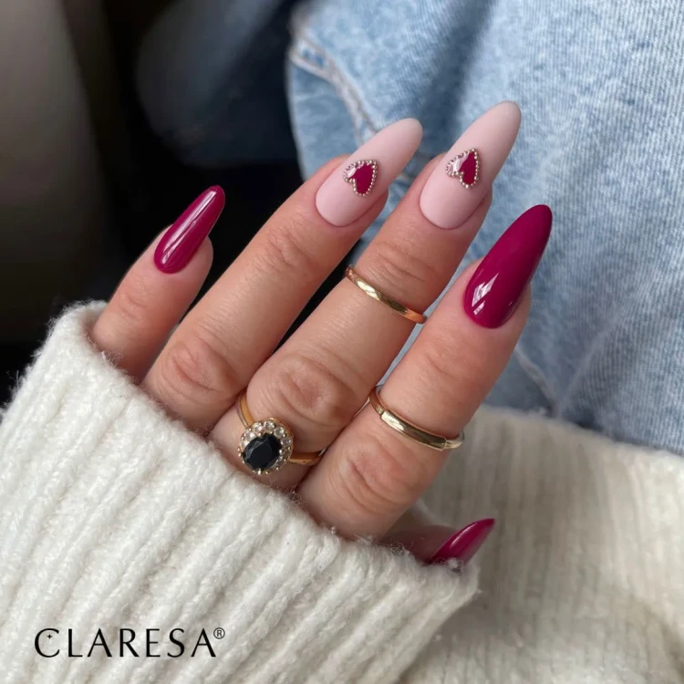 Claresa lakier hybrydowy "Autumn Crush 5". Stylizacja manicure wykonana lakierem hybrydowym Claresa na długich paznokciach. Zdobienie serca i brokat.