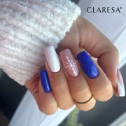 Claresa lakier hybrydowy "Neon 13". Stylizacja manicure wykonana z użyciem lakieru hybrydowego Claresa. Długie paznokcie biało, niebieskie + śnieżynka. Biały, sweterkowy rękaw.