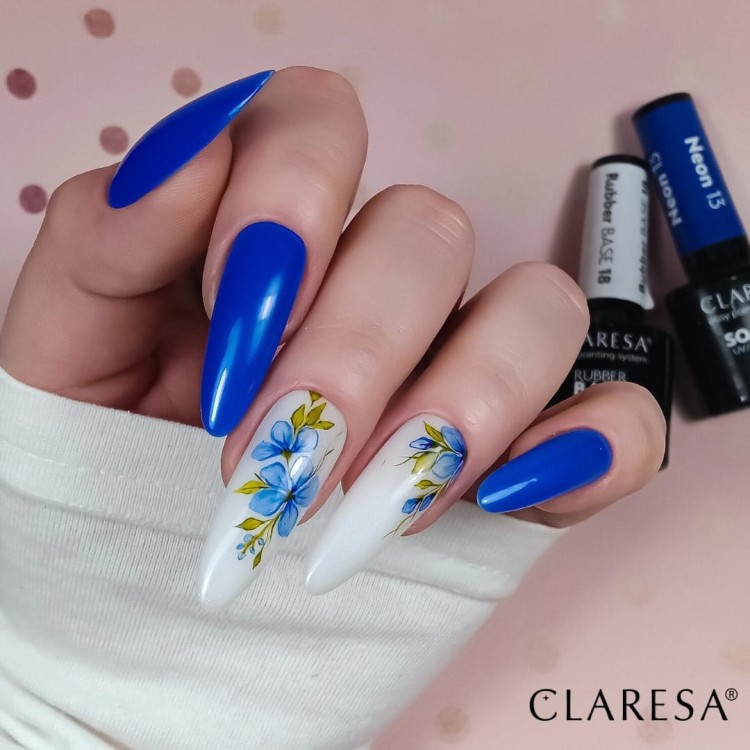 Claresa lakier hybrydowy "Neon 13". Stylizacja manicure wykonana z użyciem tego lakieru hybrydowego.  Wzór roślinny na długich paznokciach. Biały rękaw.