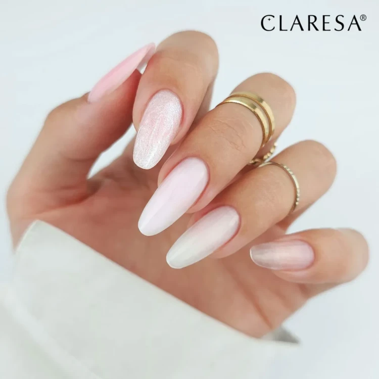 Claresa żel budujący hard &amp; easy gel uv/led "Glam Pink" 45g. Żel pokazany na stylizacji manicure, przedłużone paznokcie w kształcie migdał. Białe tło oraz tego samego koloru rękaw.