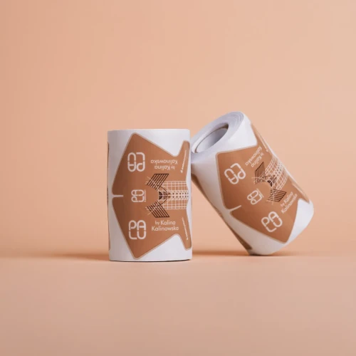 Palu szablony do przedłużania paznokci by Kalina Kalinowska (100 sztuk). Szablony w  brązowej szacie graficznej. Nude tło.