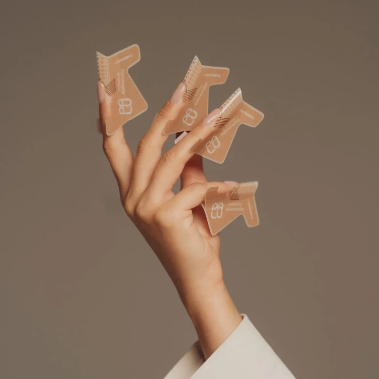 Palu szablony do przedłużania paznokci by Kalina Kalinowska (100 sztuk). Szablony na 5 paznokciach. Ciemno- szare tło.