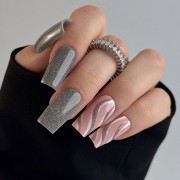 Stylizacja manicure wykonana lakierem hybrydowym Clavier efekt Flash Nailsology "Silver Divine". Długie paznokcie. Zdobienie z efektem flash.
