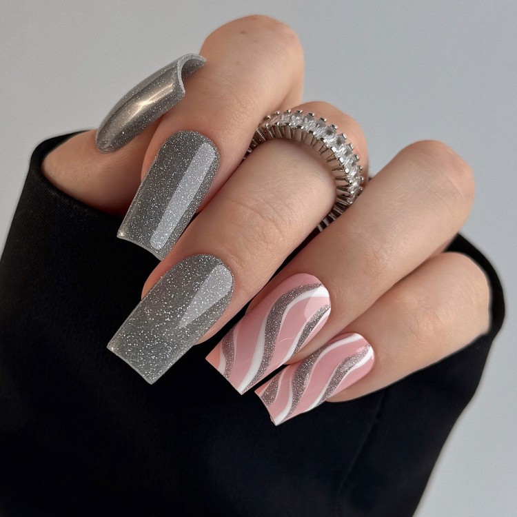 Stylizacja manicure wykonana lakierem hybrydowym Clavier efekt Flash Nailsology "Silver Divine". Długie paznokcie. Zdobienie z efektem flash.
