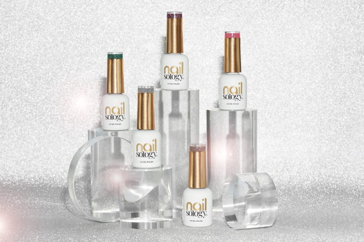 Seria lakierów Clavier Nailsology z efektem Flash na białym tle.