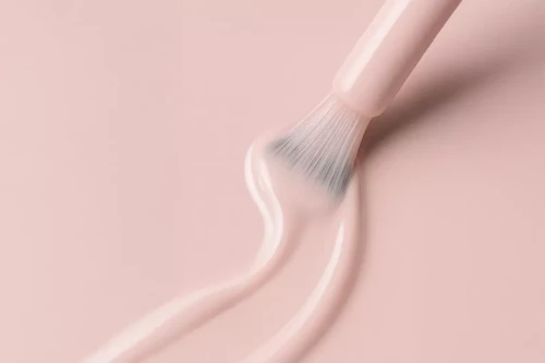 Victoria Vynn Rubber Mega Base baza hybrydowa do nadbudowy "Cover Cream" rozmazana pędzelkiem.