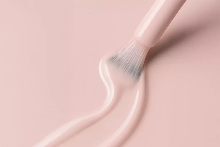 Victoria Vynn Rubber Mega Base baza hybrydowa do nadbudowy "Cover Cream" rozmazana pędzelkiem.