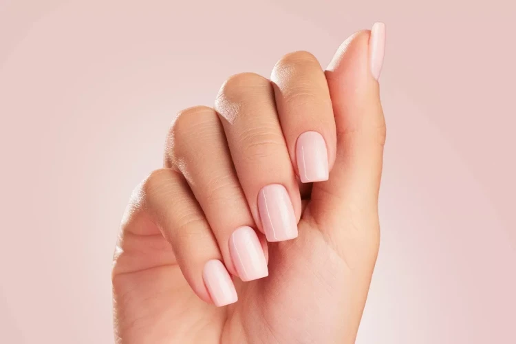 Victoria Vynn Rubber Mega Base baza hybrydowa do nadbudowy "Cover Cream" 8 ml. Stylizacja manicure w delikatnym odcieniu bazy. Na tle w tym samym kolorze.