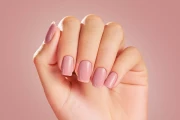 Victoria Vynn Rubber Mega Base "Cover Natural" baza hybrydowa do nadbudowy 8 ml. Manicure, stylizacja paznokci w delikatnym odcieniu.