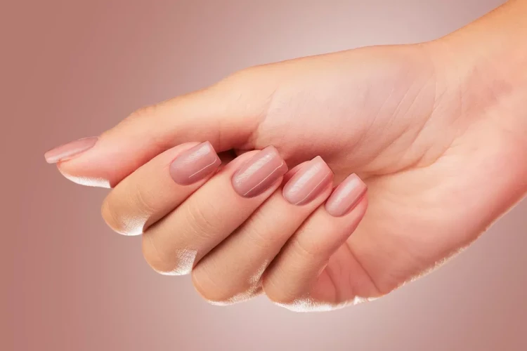 Victoria Vynn Rubber Mega Base "Cover Tan" baza do nadbudowy 8 ml. Manicure, stylizacja w odcieniach nude. Tło w tym samym odcieniu.