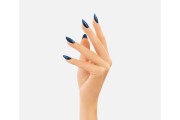 Dłoń z długimi paznokciami, manicure pomalowany lakierem hybrydowym Victoria Vynn pure creamy hybrid No. 186 Navy Bay. Białe tło.