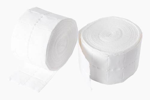 Waciki  bezpyłowe 2 rolki x 500 sztuk. 12 warst (1000 sztuk). Na zdjęciu 2 rolki z wacikami do urwania. Białe tło.