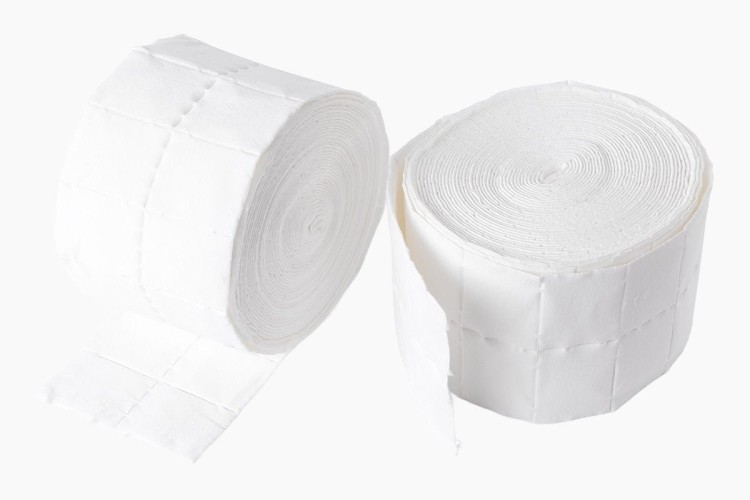 Waciki  bezpyłowe 2 rolki x 500 sztuk. 12 warst (1000 sztuk). Na zdjęciu 2 rolki z wacikami do urwania. Białe tło.