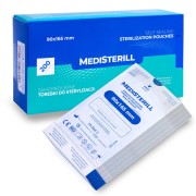 Medisterill  samoprzylepne torebki do sterylizacji 90x165 mm.  W centralnej części zdjęcia białe torebki z niebieskim akcentem, ułożone luzem. W tle opakowanie kartonowe w kolorach niebieskich. Białe tło.