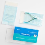 Medisterill samoprzylepne torebki do sterylizacji 90x165 mm. Na zdjęciu opakowanie zewnętrzne oraz torebka z cążkami w środku. Białe tło.