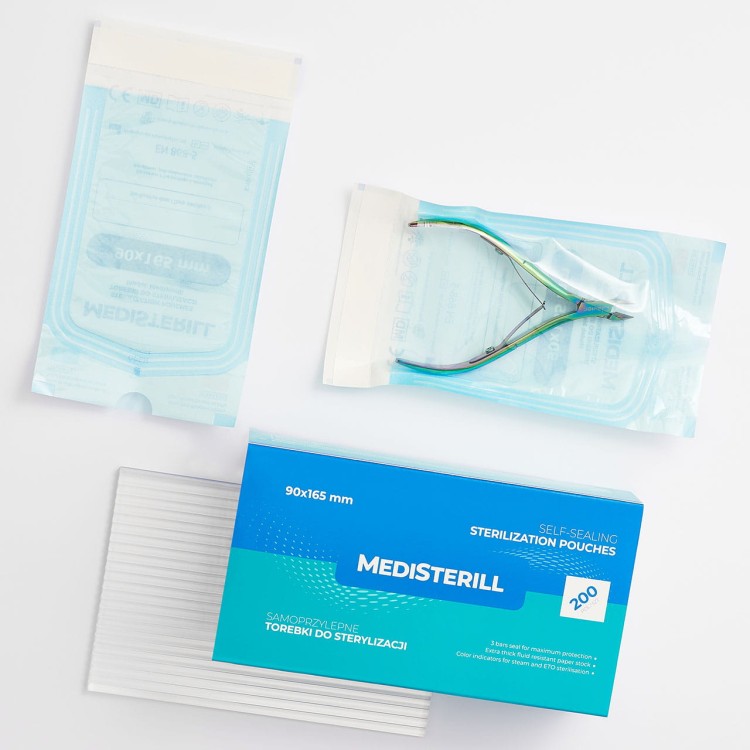 Medisterill samoprzylepne torebki do sterylizacji 90x165 mm. Na zdjęciu opakowanie zewnętrzne oraz torebka z cążkami w środku. Białe tło.