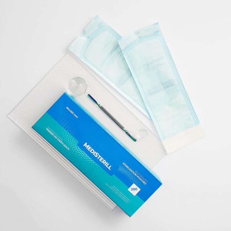 Medisterill samoprzylepne torebki do sterylizacji 90x260 mm. (20 sztuk).  Niebieskie opakowanie oraz dwie torebki ułożone luzem.