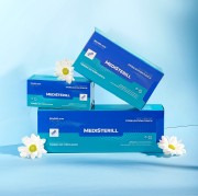 Clavier samoprzylepne torebki do sterylizacji.  Porównanie 3 rozmiarów produktów. Niebieskie tło z kwiatami do ozdoby.