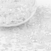 Clavier perłowe ozdoby do paznokci 83 3D mix wzorów w kasetce 12 sztuk. Białe perełki, serduszka, kokardki w przybliżeniu.