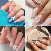 Clavier perłowe ozdoby do paznokci 83 3D mix wzorów w kasetce 12 sztuk. Ozdoby przedstawione w różnych wariantach kolorystycznych na stylizacjach paznokci. Długie paznokcie. Dłoń. Manicure.