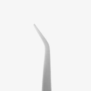 Staleks pęseta odwrotna do zaciskania łuku paznokcia expert 31/2. Zbliżenie zdjęcia na lekko wygiętą końcówkę zaciskarki. Białe tło.