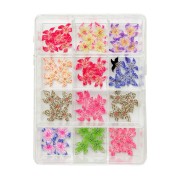 Clavier ozdoby do paznokci akrylowe kwiatki 3D w kasetce nr 85. Różne kolory: czerwone, żółto-różowe, żółto-fioletowe, pomarańczowe, niebieskie, fioletowe, zielone, różowe. Zapakowane w kasetkę z osobnymi okienkami. Białe tło.