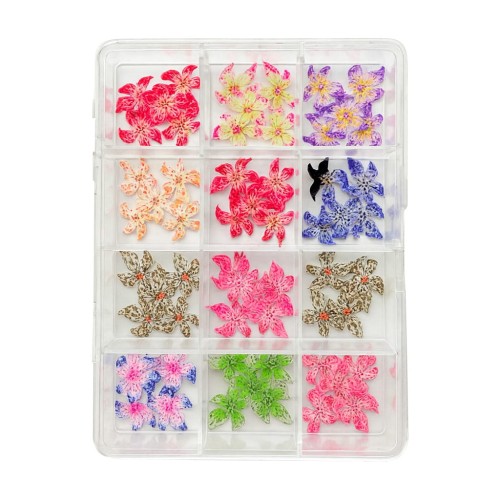 Clavier ozdoby do paznokci akrylowe kwiatki 3D w kasetce nr 85. Różne kolory: czerwone, żółto-różowe, żółto-fioletowe, pomarańczowe, niebieskie, fioletowe, zielone, różowe. Zapakowane w kasetkę z osobnymi okienkami. Białe tło.