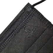 Maseczka chirurgiczna kolor czarny na gumkę  Opharm 50-sztuk. Zdjęcie maseczki z bliska. Detale z bliska. Białe tło.