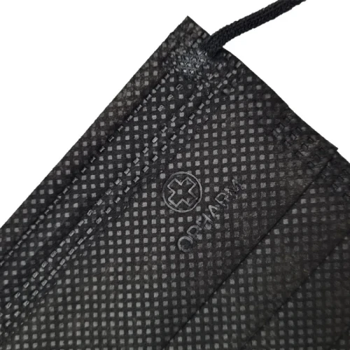 Maseczka chirurgiczna kolor czarny na gumkę  Opharm 50-sztuk. Zdjęcie maseczki z bliska. Detale z bliska. Białe tło.