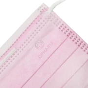 Maseczka chirurgiczna kolor różowy na gumkę -Opharm-50-sztuk. Zdjęcie maseczki z bliska w centralnej części zdjęcia. Białe tło.