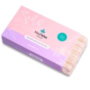 Mediwax Clavier patyczki/szpatułki drewniane do wosku opakowanie w kolorze jasnego różu w centralnej części zdjęcia. Białe tło.