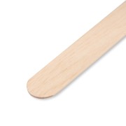 Mediwax Clavier patyczek/szpatułka drewniana do wosku z bliska w centralnej części zdjęcia. Białe tło.