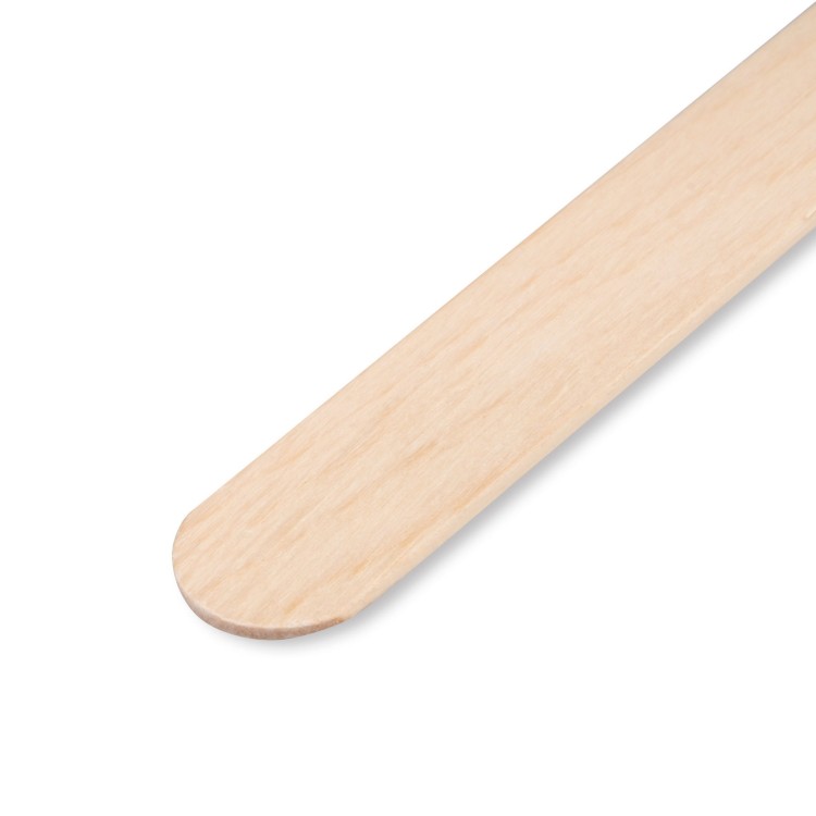 Mediwax Clavier patyczek/szpatułka drewniana do wosku z bliska w centralnej części zdjęcia. Białe tło.