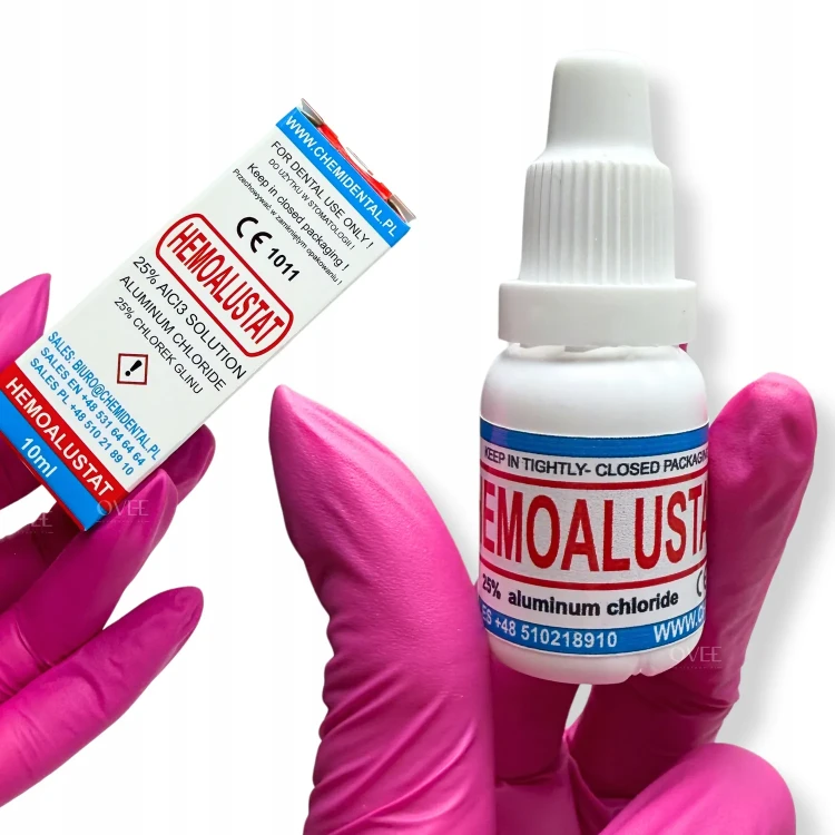 Dłoń w różowej rękawiczce trzymająca płyn hemostatyczny tamujący krwawienie do zacięć skórek 10 ml wraz z kartonikiem w który jest zapakowany.