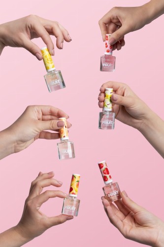 Claresa oliwki do skórek trzymane w dłoniach.