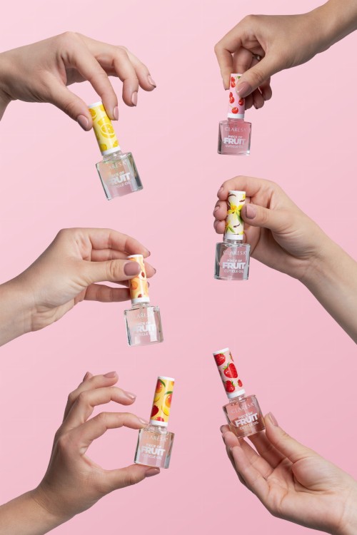 Claresa oliwki do skórek trzymane w dłoniach.