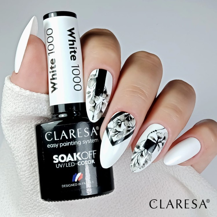 Lakier hybrydowy Claresa White 1000 5 g. Dłoń z wzorkami manicure. Biały lakier.