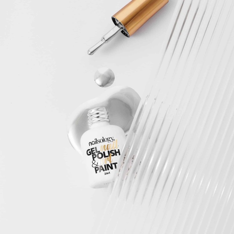 Lakier hybrydowy 2w1 Nailsology gel nail polish art Paint Silver Sheen 8ml. Otwarta szklana butelka lakieru/artu oraz pędzelek. Zawartość wylana spoza butelki.