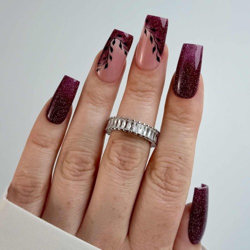 Clavier lakier hybrydowy Nailsology End Pink 125 8ml. Zdjęcie dłoni z pomalowanymi paznokciami i pierścionkiem.