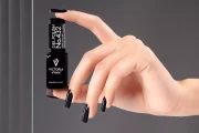 lakier-hybrydowy-432-dark-couture-gel-polish-Fashion-Follower-stylizacja-1200x800-victoria-vynn.jpg