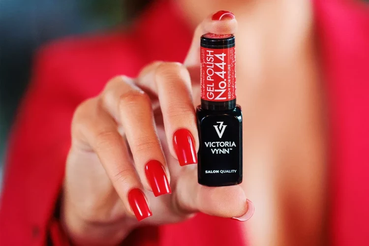 lakier_hybrydowy_gel_polish_444_LadiesLoveRed_stylizacja_1200x800_79a3.webp